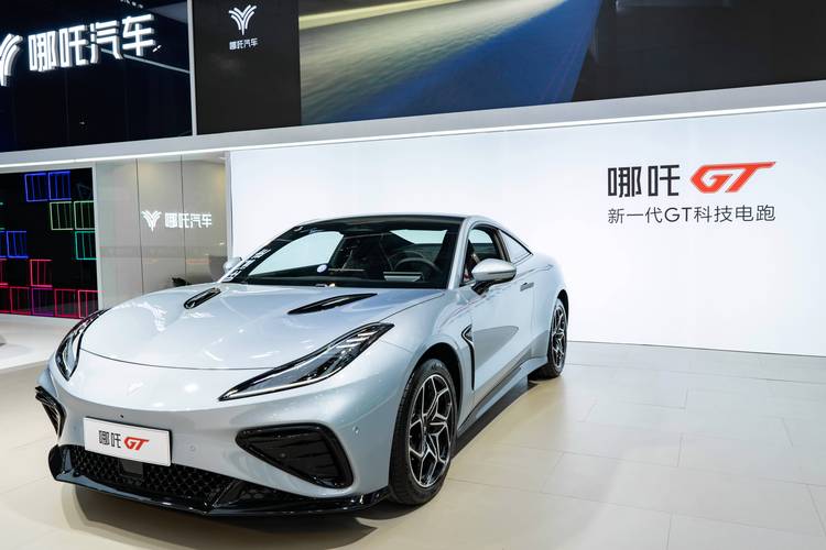 重庆49哪吒汽车在智能汽车领域的表现，领途汽车在新能源汽车市场中的影响力